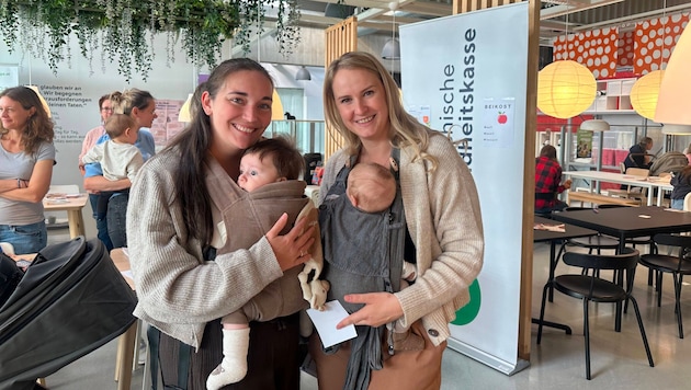 Die jungen Mamas Daniela und Jasmin (r) bei der größten Stillberatung Kärntens.