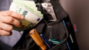 Sechs Bauleiter einer Tiroler Firma saßen nun nach diversen Schwarzgeldzahlungen vor Gericht.