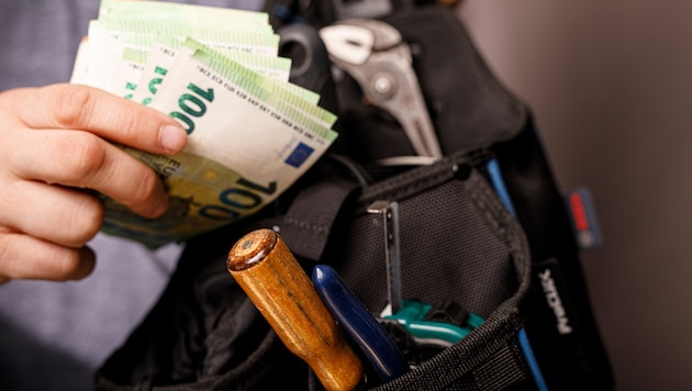 Sechs Bauleiter einer Tiroler Firma saßen nun nach diversen Schwarzgeldzahlungen vor Gericht.