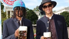 Michael Olise polarisierte mit seinem Outfit beim Mannschaftsbesuch des FC Bayern München auf ...