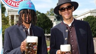 Michael Olise polarisierte mit seinem Outfit beim Mannschaftsbesuch des FC Bayern München auf ...