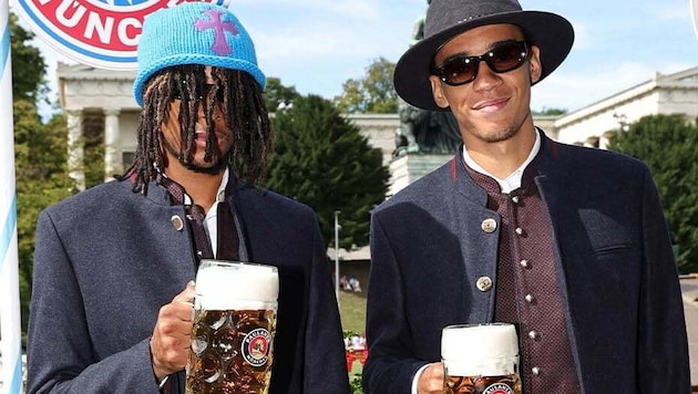 Michael Olise polarisierte mit seinem Outfit beim Mannschaftsbesuch des FC Bayern München auf ...