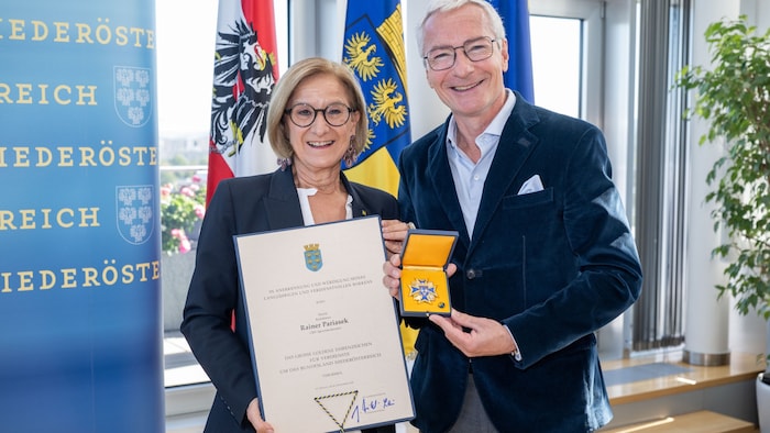 Niederösterreichs Landeshauptfrau Johanna Mikl-Leitner überreicht Rainer Pariasek das „Große ...