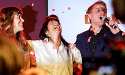 Spitzenkandidatin Elif Eralp genießt den Augenblick des Triumphs bei der Berlin-Wahl. 