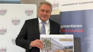 Kerstin Wassermann Gerichtspräsident Manfred Herrnhofer mit den Entwürfen für ein modernes, freundliches ...