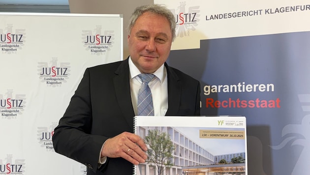 Gerichtspräsident Manfred Herrnhofer mit den Entwürfen für ein modernes, freundliches ...