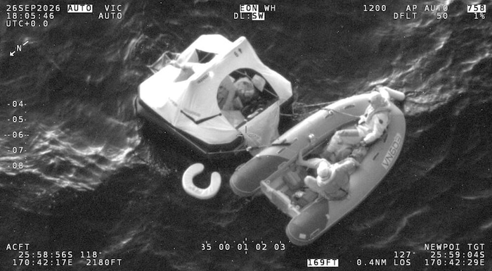 In dieser Rettungsinsel mussten die vier Schiffbrüchigen stundenlang ausharren.