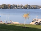 Der Neufelder See ist ein beliebtes Ausflugsziel.