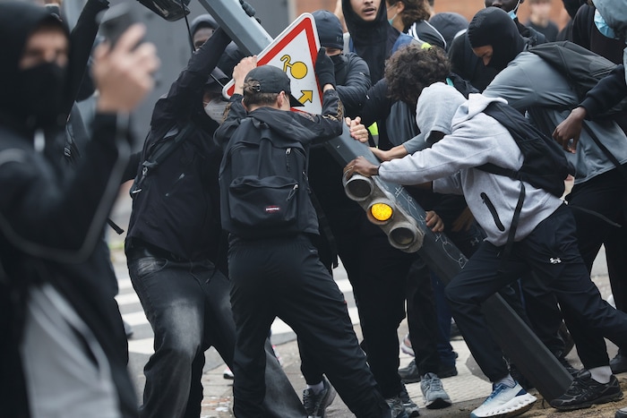 Schüler reißen eine Ampel neben einer Schule in Lille um.