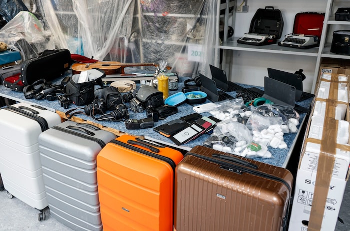Mit Abstand am häufigsten verloren gegangen sind Koffer, ungefähr 30 an der Zahl. Dabei sind ...