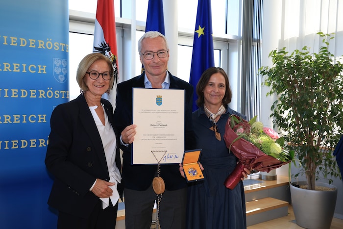 Mikl-Leitner mit Rainer Pariasek und seiner Ehefrau Eva im Landhaus.