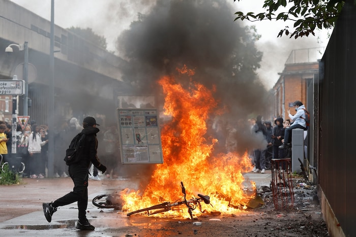 Aktuelle Bilder aus Frankreich: Was als Proteste gegen marode Schulen begann, artet nun immer ...