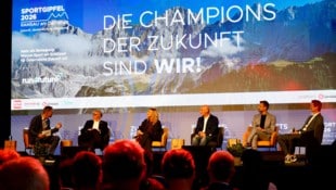 Ein Podium voller erfolgreicher Persönlichkeiten aus dem Sport: Christoph Stadler, Hans Niessl, ...