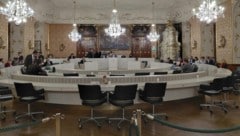 Die Plätze der Opposition waren am Abend verwaist. 