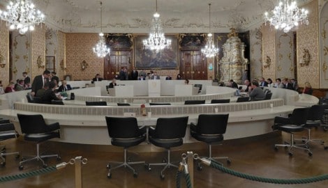 Die Plätze der Opposition waren am Abend verwaist. 