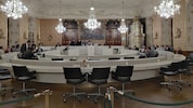 Die Plätze der Opposition waren am Abend verwaist. 