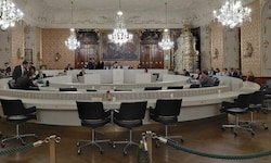 Die Plätze der Opposition waren am Abend verwaist. 