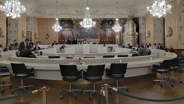 Die Plätze der Opposition waren am Abend verwaist.
