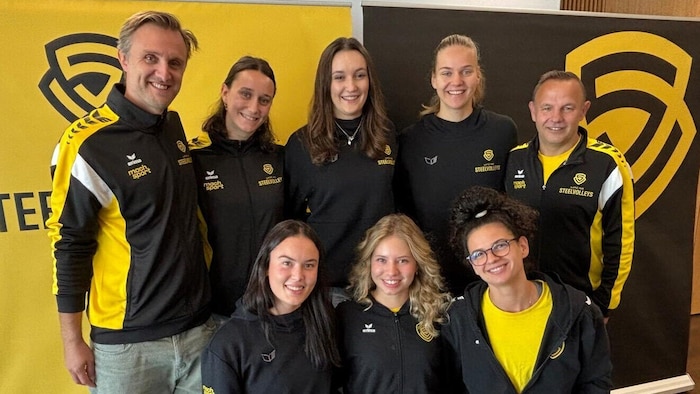 Neo-Trainer Radek Krpac (r.) geht mit den Linz-Girls auf Titeljagd.