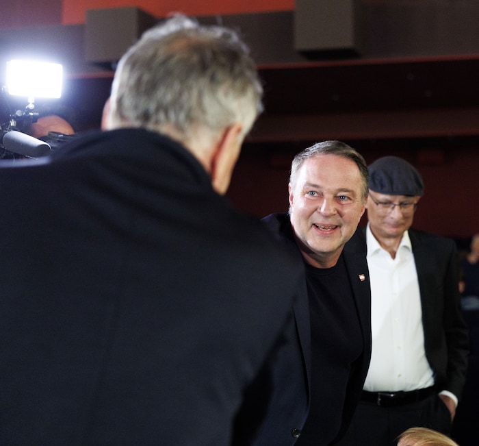 Ein kurzer Handschlag über Kinoreihen hinweg: Herausforderer Zeiler (li.) und SPÖ-Chef Babler, ...