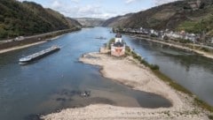 Ein Binnenschiff fährt an der Burg Pfalzgrafenstein vorbei über den Rhein bei Kaub –  dieser ...