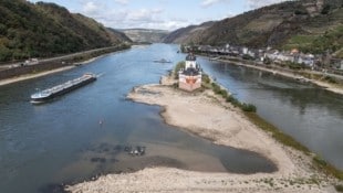 Ein Binnenschiff fährt an der Burg Pfalzgrafenstein vorbei über den Rhein bei Kaub –  dieser ...