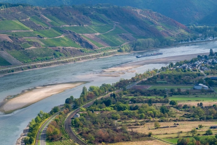 Vor allem der Transport von festen und flüssigen Massengüter sind vom Niedrigwasser am Rhein ...