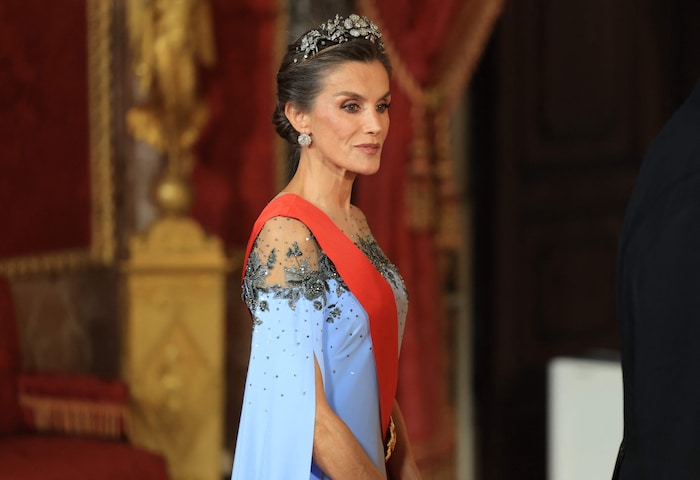 Zur Designer-Robe kombinierte Letizia berühmte Blumentiara – eines ihrer Lieblingsstücke.