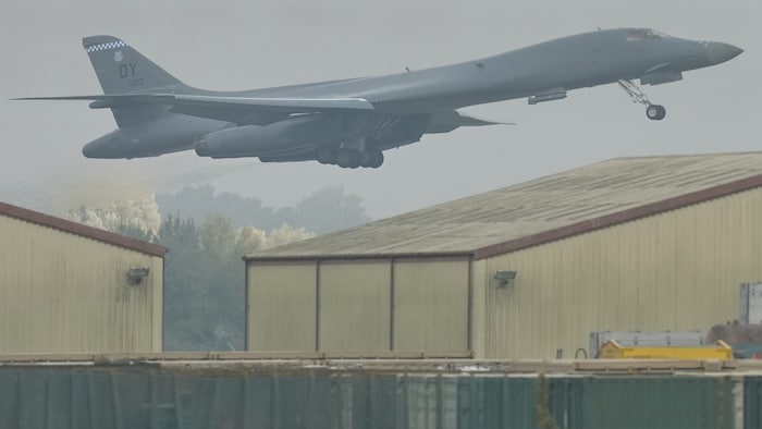 Ein B-1-Bomber der US-Luftwaffe hebt vom Stützpunkt RAF Fairford ab.