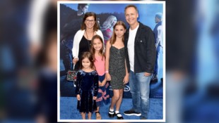 Chad Lowe und Kim Painter mit ihren Töchtern Nixie, Fiona (Mitte) und Mabel auf einem Foto aus ...