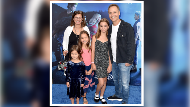 Chad Lowe und Kim Painter mit ihren Töchtern Nixie, Fiona (Mitte) und Mabel auf einem Foto aus ...