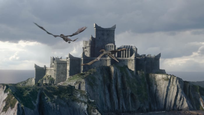 Das Szenenbild aus der 8. Staffel von „Game of Thrones“ zeigt Daenerys Targaryens Drachen über ...