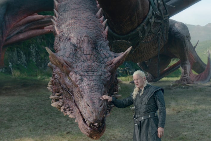 Aegons Ur-Ur-Ur-Enkel Prinz Daemon Targaryen (Matt Smith) in „House of the Dragon“ mit seinem ...