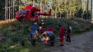 Bergretter trugen den Schwerverletzten zum Hubschrauber.