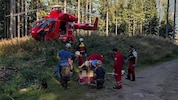 Bergretter trugen den Schwerverletzten zum Hubschrauber.