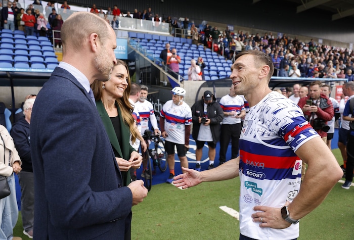 Prinz William und Prinzessin Kate überraschten den britischen Rugby-Star Kevin Sinfield bei ...