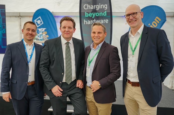 Eröffneten die neue OMV-Ladestation im im Kufsteiner Gewerbepark Süd: Michal Kubinec (OMV), LR ...