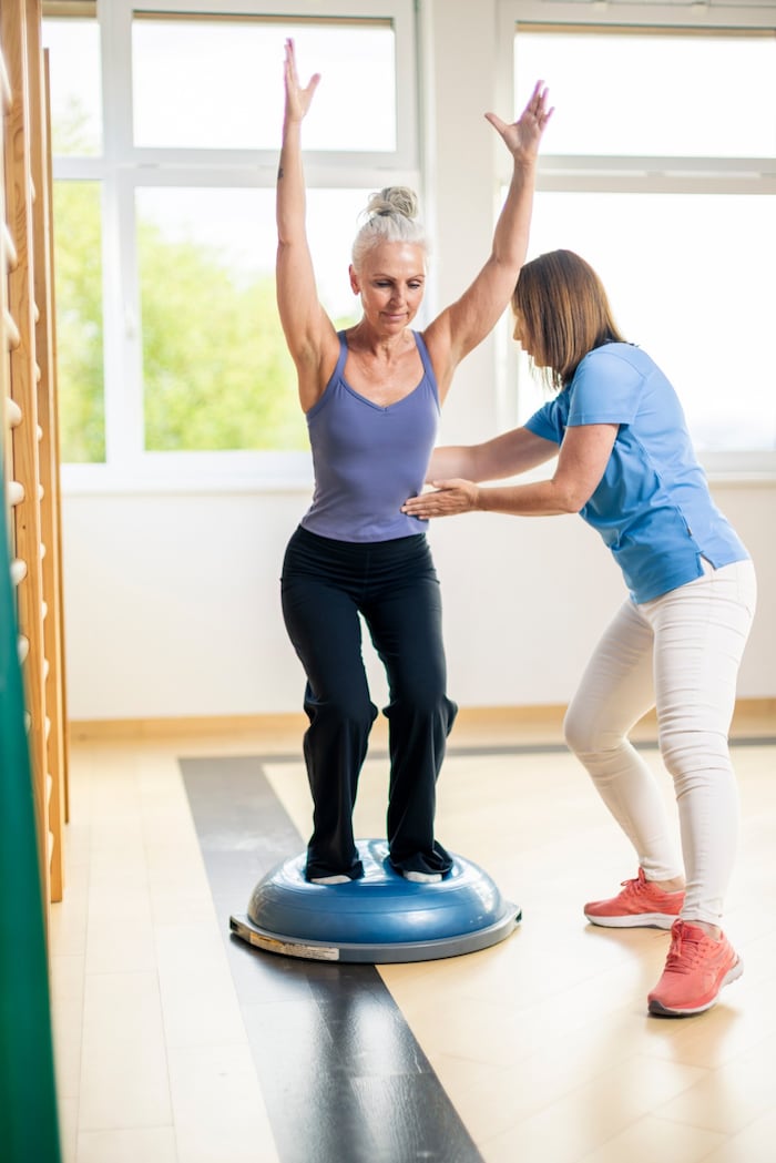 Individuell abgestimmte Therapieübungen unterstützen dabei, Beweglichkeit, Kraft und Sicherheit ...