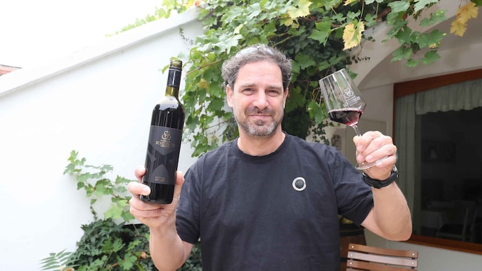 Mit der Cuvée vom Goldberg 2021 mischt inmitten der Top 3 Winzer Harald Schindler aus Mörbisch ...