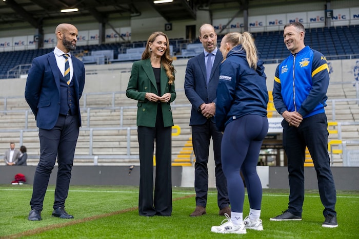 Prinz William und Prinzessin Kate am Spielfeld, um sich mit den Sportlern zu unterhalten.