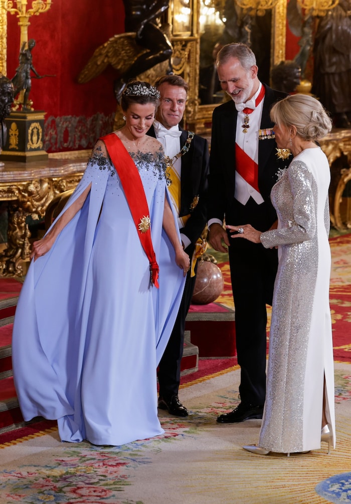 In der Robe mit Cape-Ärmeln hatte die Königin einen wahren „Frozen“-Moment.