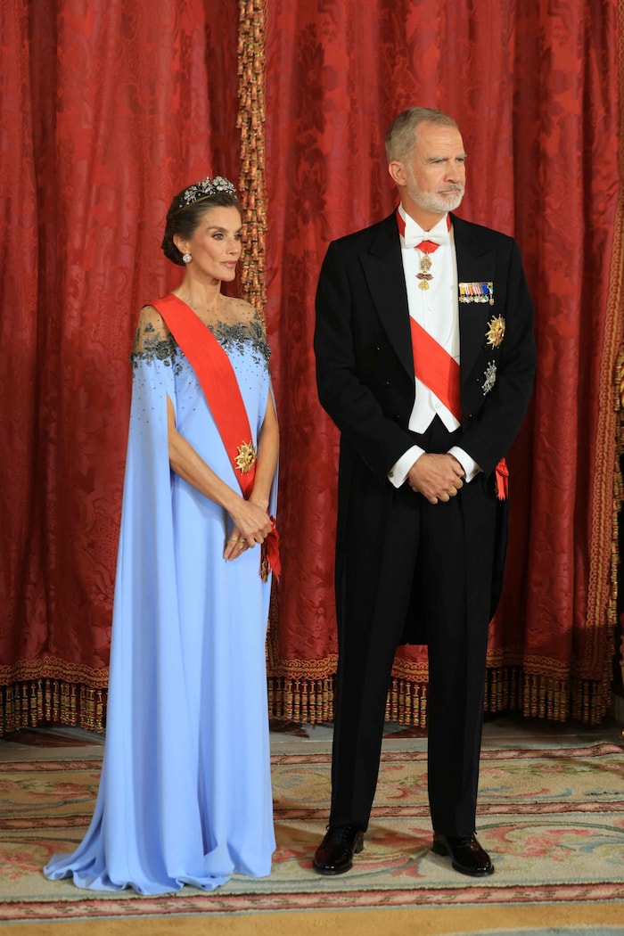 Königin Letizia trug eine eisblaue Robe mit Glitzer-Blüten von Carolina Herrera.