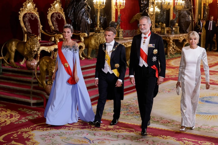 Brigitte Macron trug eine weiße Robe mit glitzernden Einsätzen.