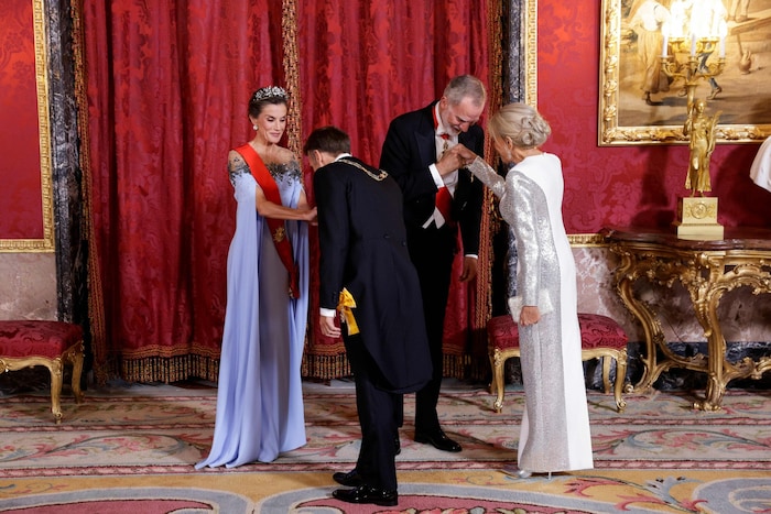 Das spanische Königspaar begrüßte die Macrons zum Staatsbankett im Königspalast.