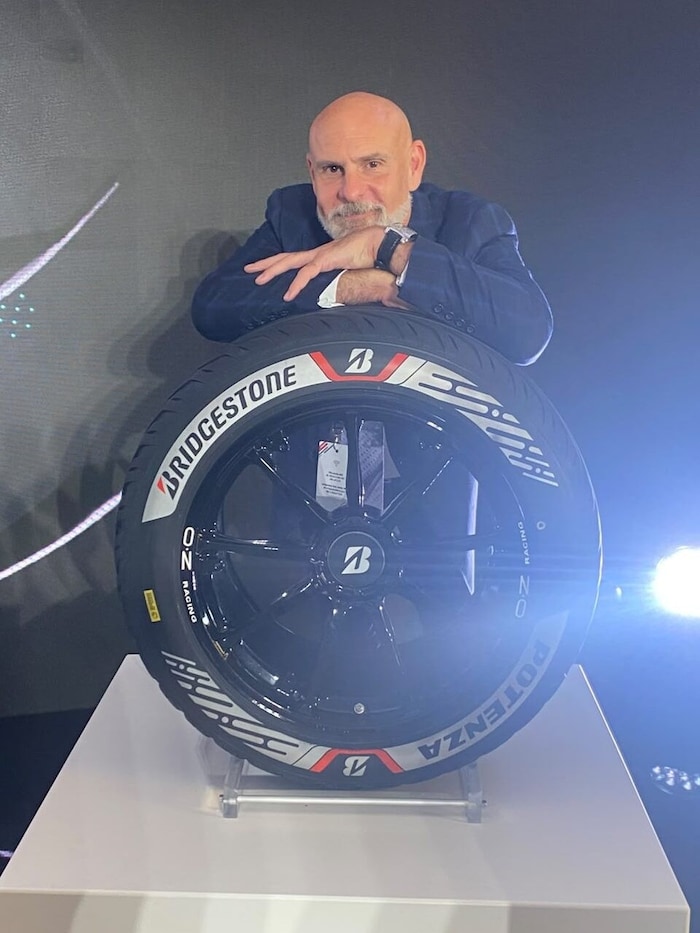 Formel-E-CEO Jeff Dodds mit dem neuen Bridgestone-Reifen