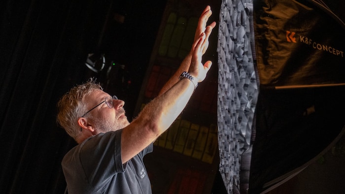 Martin überprüft das Licht, damit alles gut ausgeleuchtet ist.