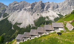 Beeindruckendes „Reihenhaus“ auf der Alpe Klesenza.