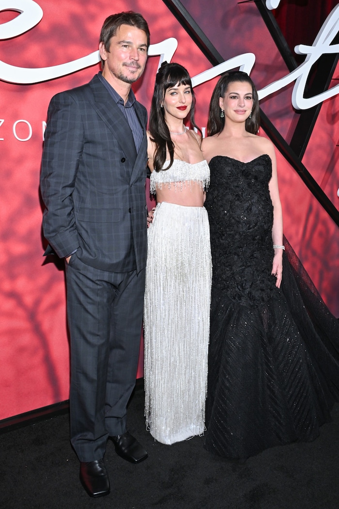 Das Trio von „Verity“ zeigte sich bestens gestylt auf dem roten Teppich.