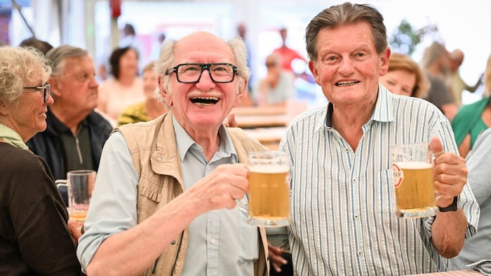 Walter Kirchmayr (li.) und Alfred Pöstinger stießen einmal mehr auf ihre langjährige ...