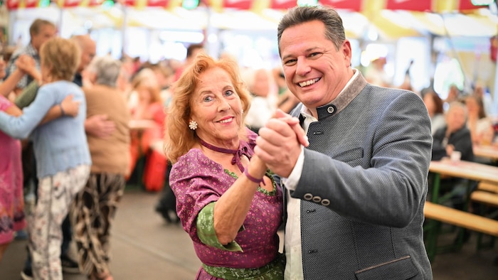 Ernestine Sallaberger (70, o.) schnappte sich ORF-Moderator Gernot Hörmann für ein Tänzchen.